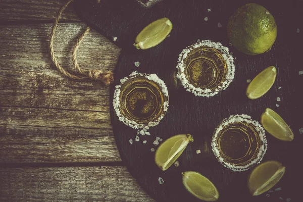 Tequila złota z cytryna i sól — Zdjęcie stockowe