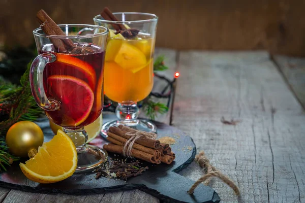 Vin chaud et cidre de pomme dans des tasses en verre — Photo