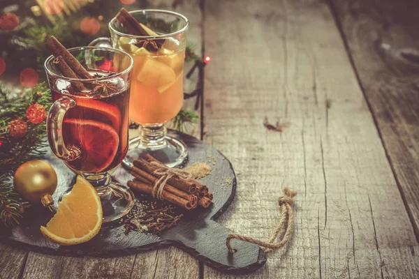 Vin chaud et cidre de pomme dans des tasses en verre — Photo