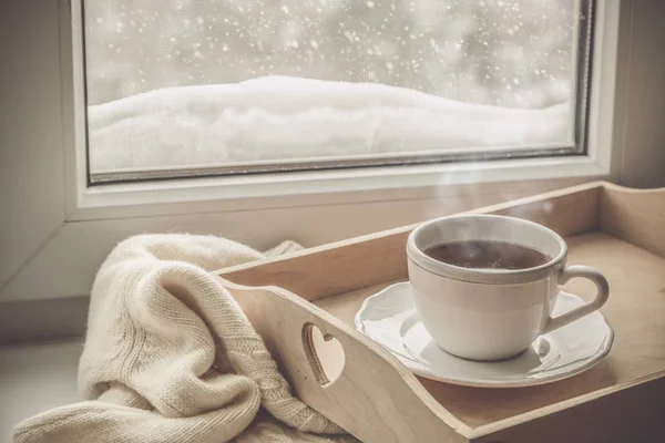 Chá na bandeja e suéter em de inverno nevando — Fotografia de Stock