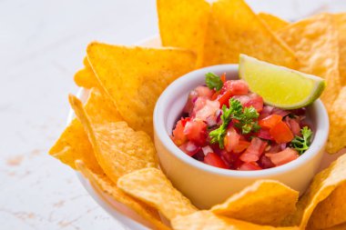 Cips ve salsa sosu malzemeler