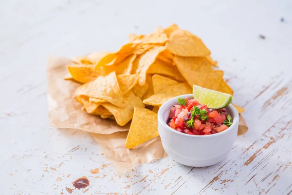 Nachos e ingredientes de salsa de salsa —  Fotos de Stock