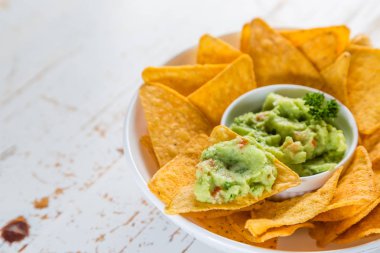Guacamole sos ve cips