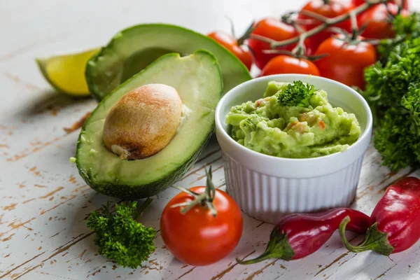 Salsa de guacamole e indredientes —  Fotos de Stock