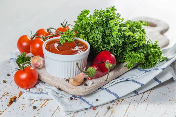 Ketchup e ingredientes sobre fundo de madeira — Fotografia de Stock