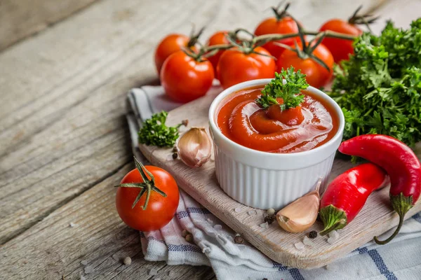 Ketchup e ingredientes sobre fundo de madeira — Fotografia de Stock