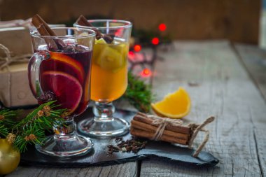 Cam bardak mulled şarap ve elma elma şarabı