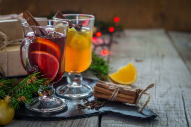 Cam bardak mulled şarap ve elma elma şarabı