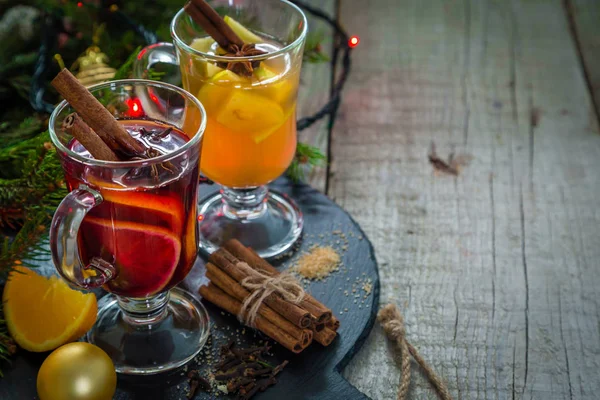 Vin chaud et cidre de pomme dans des tasses en verre — Photo