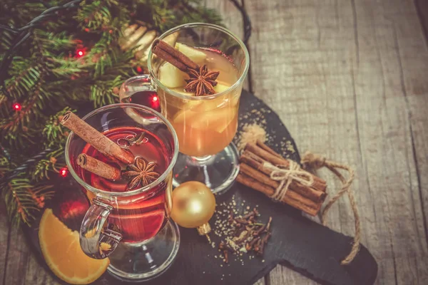 Vin chaud et cidre de pomme dans des tasses en verre — Photo