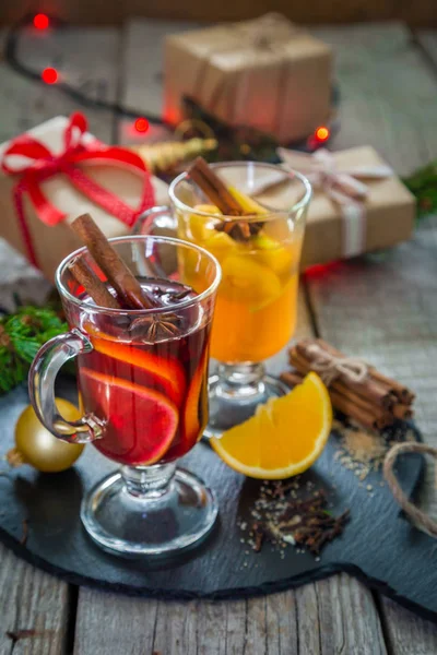 Vin chaud et cidre de pomme dans des tasses en verre — Photo