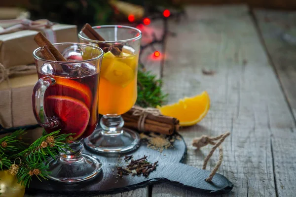 Vin chaud et cidre de pomme dans des tasses en verre — Photo