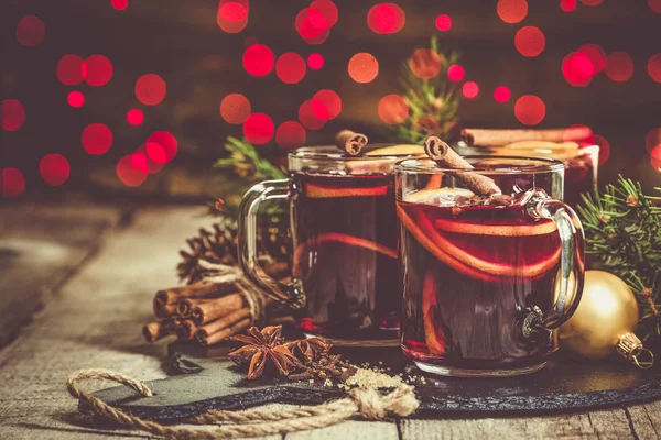 Glühwein in Glasbechern — Stockfoto