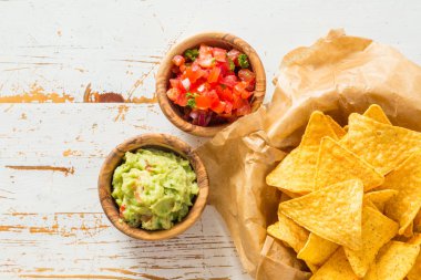 Parti gıda - cips salsa ve guacamole ile