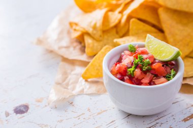 Cips ve salsa sosu malzemeler