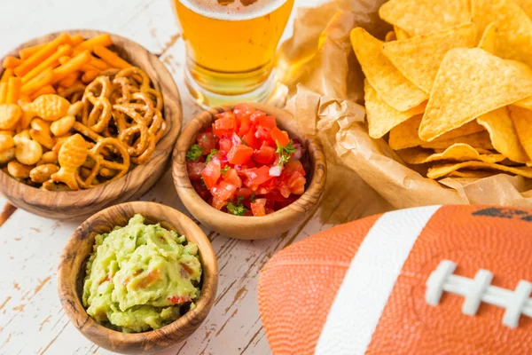 Labdarúgás fél az élelmiszer, a super bowl nap nachos salsa guacamole — Stock Fotó