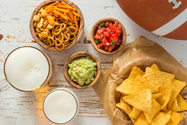 Labdarúgás fél az élelmiszer, a super bowl nap nachos salsa guacamole — Stock Fotó