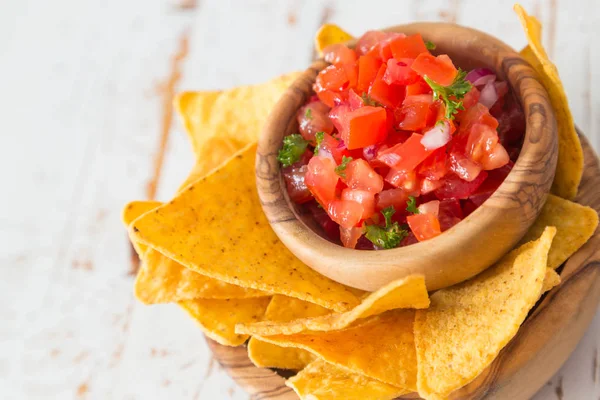 Fél az élelmiszer - nachos, salsa és guacamole — Stock Fotó