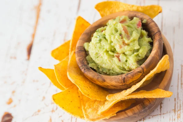 Fél az élelmiszer - nachos, salsa és guacamole — Stock Fotó