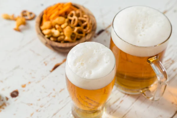 Cibo per feste - birra e snack — Foto Stock