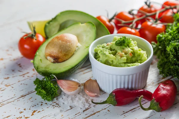 Guacamole sauce and indredients — Stock Photo, Image