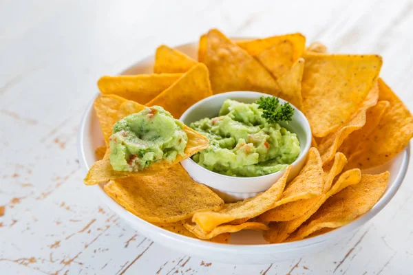 Guacamole szósszal és nachos — Stock Fotó