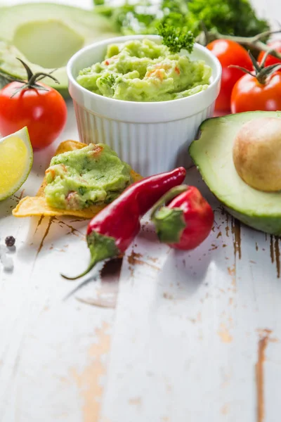 Guacamole sauce and indredients — Stock Photo, Image