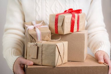 Kadın holding yığın Noel sunar