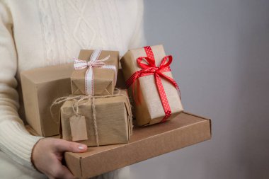 Kadın holding yığın Noel sunar