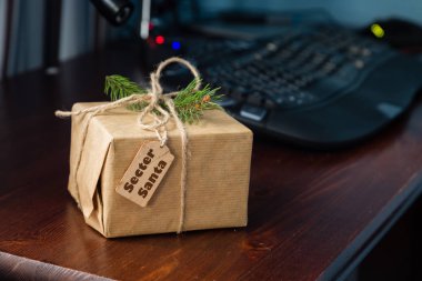 Gizli Noel Baba'nın mevcut. Çalışma tatil kavramı