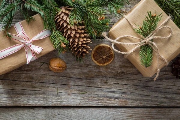 Cadeaux de Noël dans des boîtes décoratives — Photo