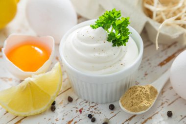 Mayonez sos ve malzemeler ahşap arka plan üzerinde