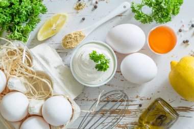 Mayonez sos ve malzemeler ahşap arka plan üzerinde