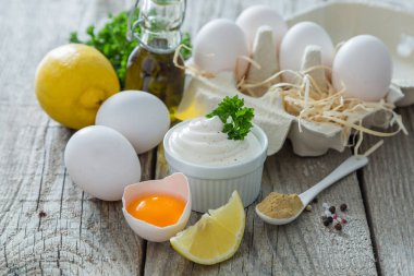 Mayonez sos ve malzemeler ahşap arka plan üzerinde