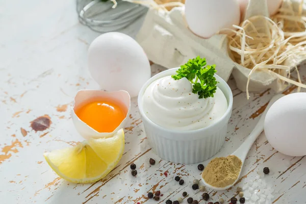 Salsa de mayonesa e ingredientes sobre fondo de madera — Foto de Stock