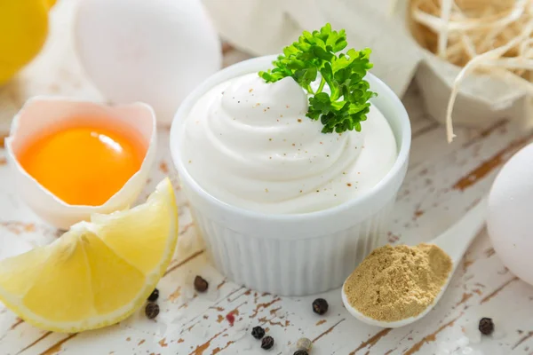 Salsa de mayonesa e ingredientes sobre fondo de madera — Foto de Stock
