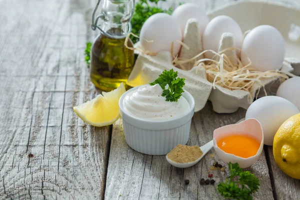 Salsa de mayonesa e ingredientes sobre fondo de madera — Foto de Stock
