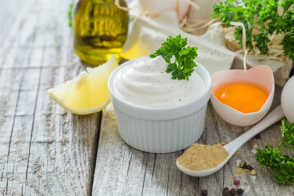 Salsa de mayonesa e ingredientes sobre fondo de madera — Foto de Stock