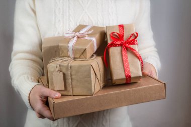 Kadın holding yığın Noel sunar