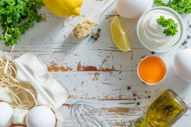 Mayonez sos ve malzemeler ahşap arka plan üzerinde