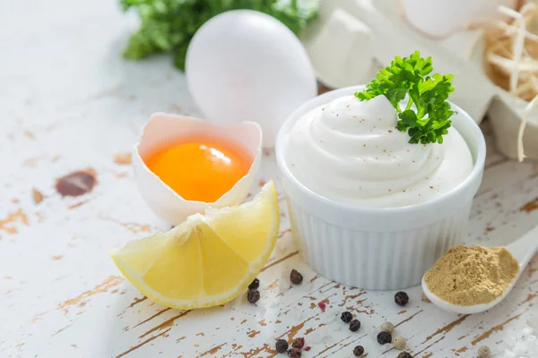 Salsa de mayonesa e ingredientes sobre fondo de madera — Foto de Stock