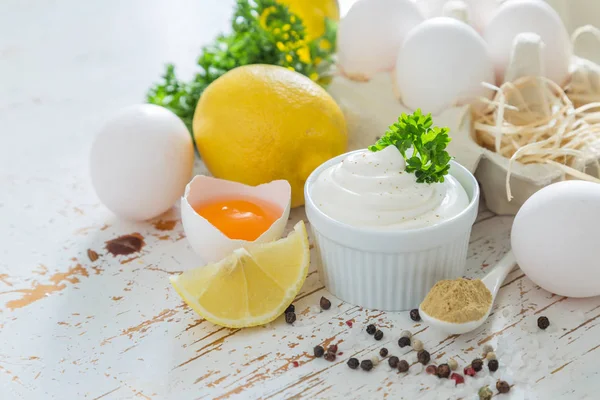 Mayonnaise-Sauce und Zutaten auf Holz-Hintergrund — Stockfoto