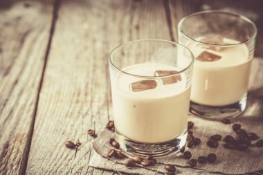 Buz ve fasulye bardaklarda kahve likör