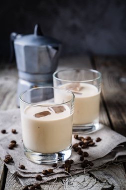 Buz ve fasulye bardaklarda kahve likör