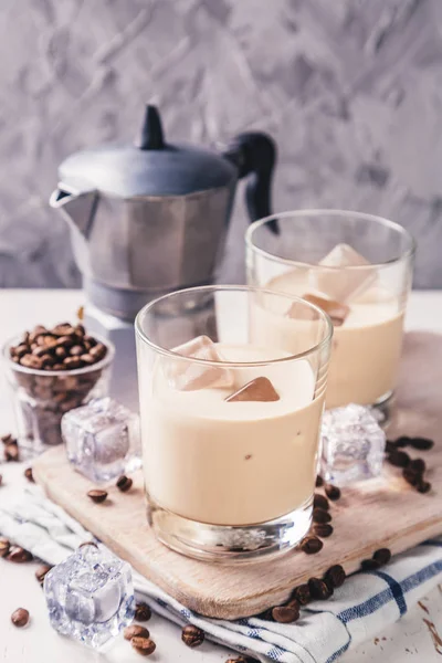 Licor de café en vasos con hielo y frijoles — Foto de Stock