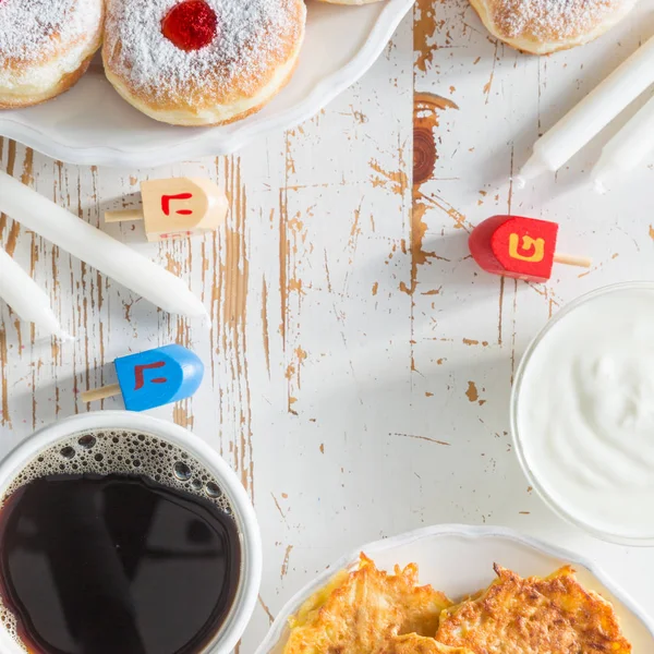 Simboli di Hanukkah celebrazione su sfondo di legno — Foto Stock