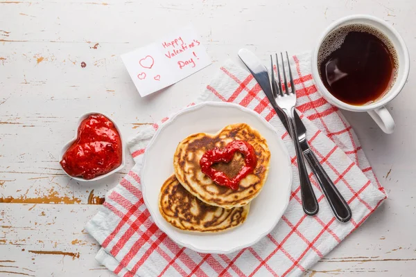 Colazione per San Valentino - pancake, marmellata e caffè — Foto Stock