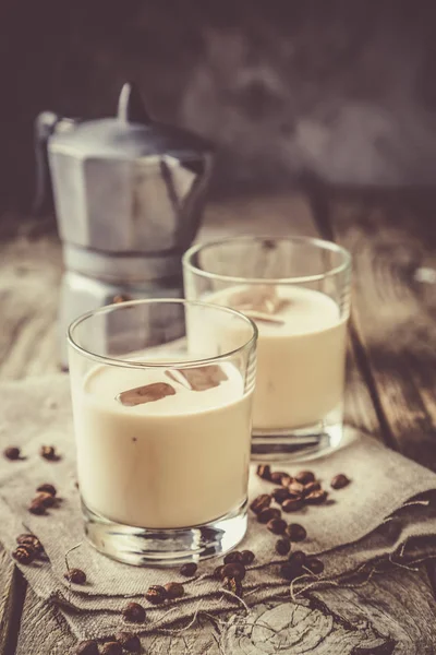 Liqueur de café dans des verres avec glace et haricots — Photo