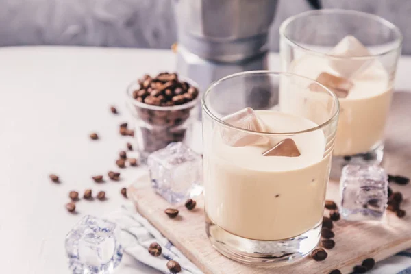 Licor de café en vasos con hielo y frijoles — Foto de Stock