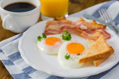 Amerikan kahvaltısı ile yumurta, pastırma, tost, krep, kahve ve meyve suyu kadar güneşli tarafı